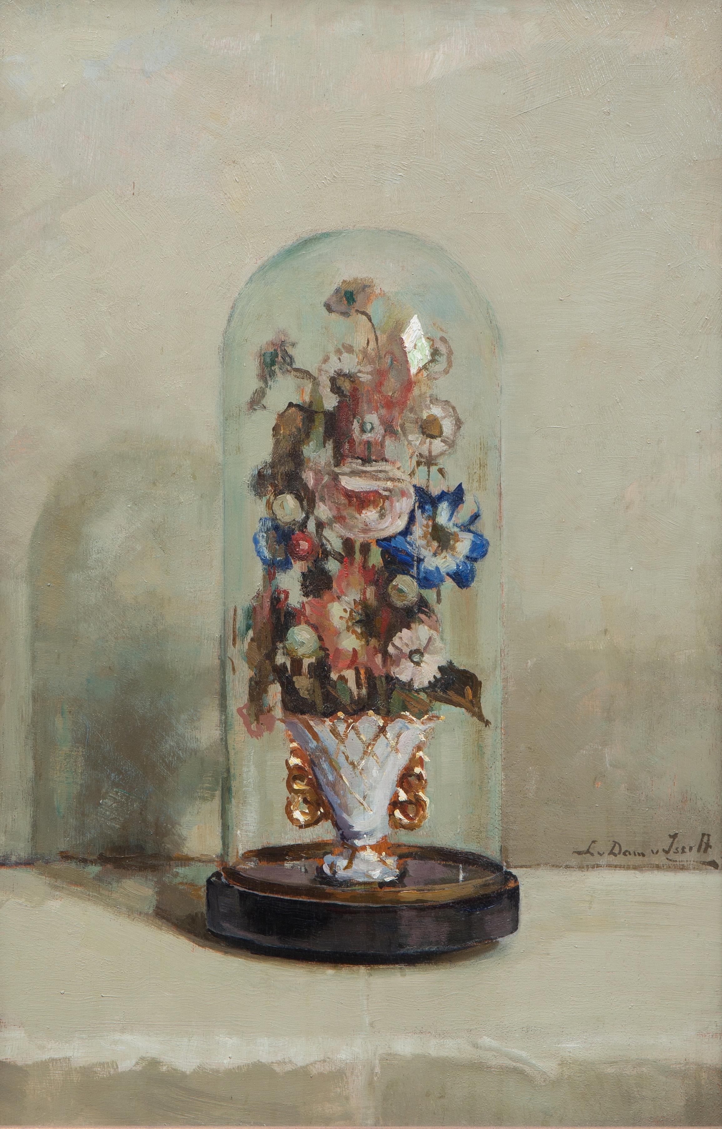 Bloemen in een vergulde porseleinen vaas onder een glazen stolp