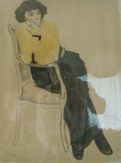Vrouw met gele blouse in stoel