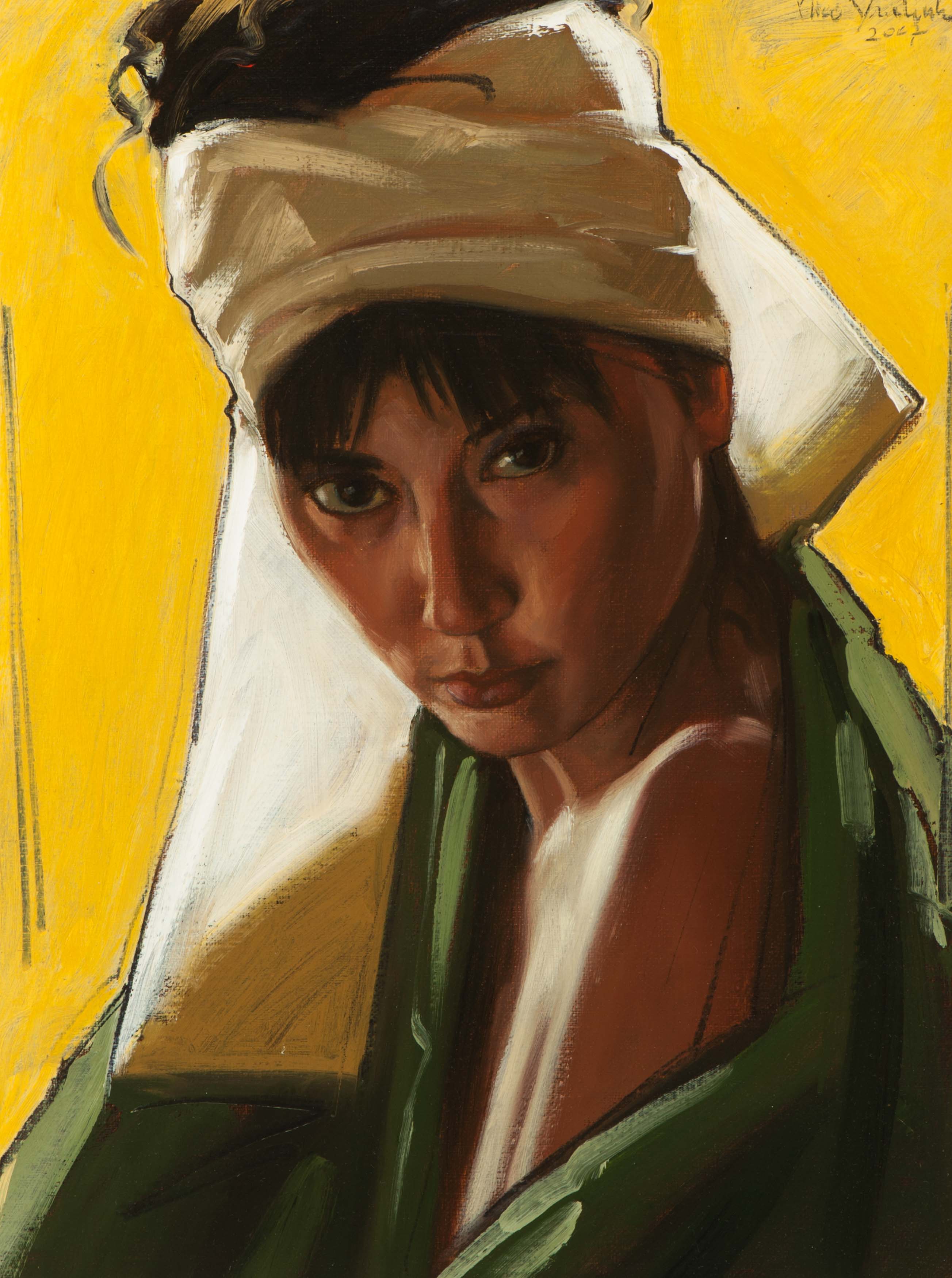 Portrait de femme sur fond jaune